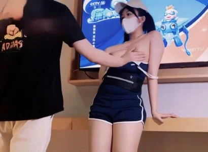 Cô nhân viên xinh đẹp bán TV gặp chàng khách hàng may mắn