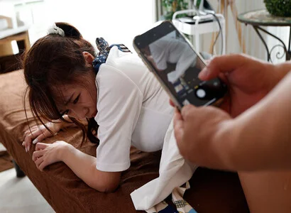 Tôi gặp em nhân viên bèn đè ra địt