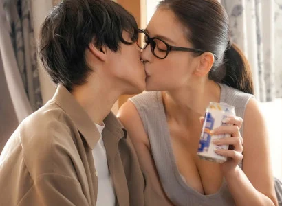 Anh chàng bị bạn gái cắm sừng được chị hàng xóm an ủi bằng sự dịu dàng