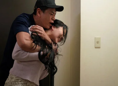 Nữ ca sĩ bị người hâm mộ giở trò đồi bại vì sự quyến rũ chết người