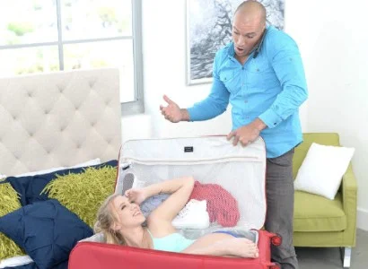 Chiếc vali bí ẩn làm cho không khí thêm phần thú vị