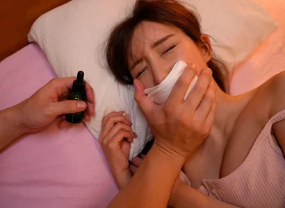 Một kẻ dùng thuốc mê rồi quan hệ với cô em họ xinh đẹp